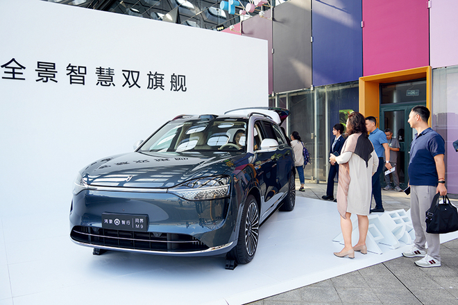 2024年9月10日,华为见非凡品牌盛典及鸿蒙智行新品发布会在华润深圳湾体育中心举行。问界是华为汽车业务的标杆,在2021年底问世,是给其他合作车企打的样板。